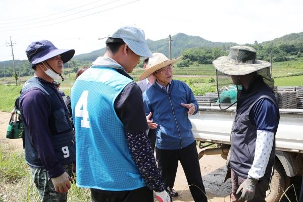 NSP통신-강진원 강진군수가 외국인 계절근로자들의 작업 현장을 방문해 애로사항을 듣고 향후 계절근로 프로그램 확대 방안에 대해 이야기를 나누고 있다. (사진 = 강진군)