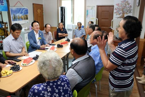 NSP통신-윤병태 시장이 마을 경로당에서 주민들의 건의사항을 경청하고 있다. (사진 = 나주시)