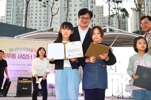 NSP통신-김병수 김포시장이 김포 곳곳에서 시민들과 소통을 하고 있는 모습. (사진 = 김포시)