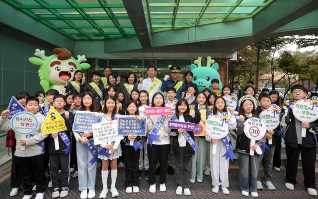 NSP통신-이상일 용인특례시장이 15일 아침 수지구 신봉동 신봉초등학교를 찾아 학교 관계자·학부모들과 함께 통학로를 살피고 관계자들과 교통안전 캠페인에 나섰다. 사진은 캠페인에 참여한 학생 및 녹색어머니 등 관계자들과의 기념촬영 모습. (사진 = 용인특례시)