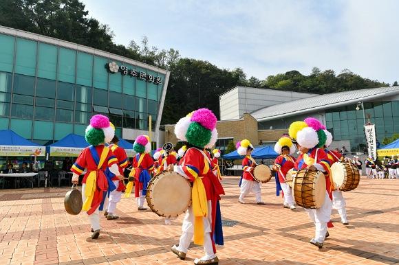 NSP통신-제16회 영주시 읍면동 대항 풍물경연대회 성료, 영주문화원 앞 광장에서 전통 농악의 흥과 화합 선보여 (사진 = 영주시)