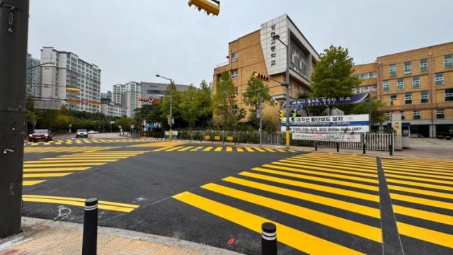 NSP통신-용인특례시 수지구 상현고등학교 정문 앞에 설치한 대각선 횡단보도. (사진 = 지미연 의원실)