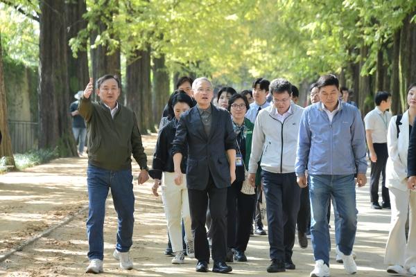 NSP통신-유인촌 문화체육관광부 장관이 17일 담양군을 방문해 이병노 담양군수의 안내를 받으며 메타세쿼이아 길을 둘러보고 있다. (사진 = 담양군)