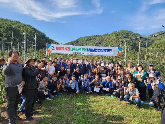 NSP통신-봉화군 미래형 사과 다축과원 조성 시범사업 현장평가회 개최, 생산성.품질 2배 향상, 생산비노동력 1/3 절감 (사진 = 봉화군)