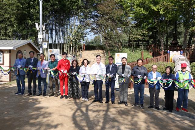 NSP통신-왕송호수공원 맨발걷기길 개장식에서 김성제 시장을 비롯한 김학기 의왕시의회 의장 및 시의원들이 테이프 컷팅식을 하고 있다. (사진 = 의왕시)