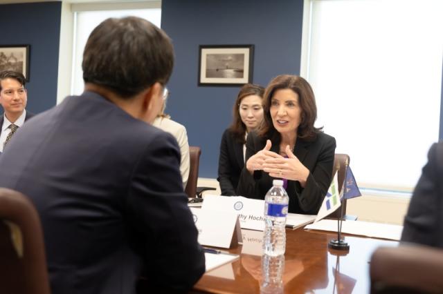 NSP통신-미국 현지시간 17일 오후 뉴욕을 방문한 김동연 경기도지사가 캐시 호컬(Kathy Hochul) 뉴욕 주지사를 만나 면담을 하고 있다. (사진 = 경기도)