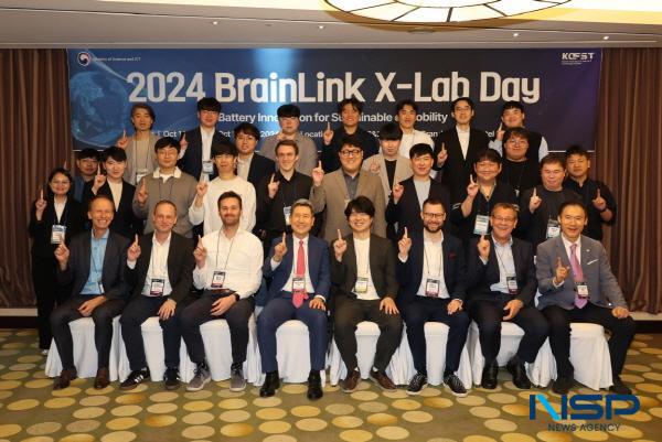 NSP통신-이강덕 포항시장이 2024 브레인 링크(Brain Link) 기술교류회에 참석한 국내외 이차전지 석학들에게 포항의 이차전지 산업의 성과를 알리는 특강을 진행했다. (사진 = 포항시)