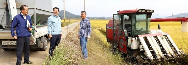 NSP통신-강진원 군수(사진 가운데)가 관내 영농현장을 찾아 주민과 대화하고 있다. (사진 = 강진군)