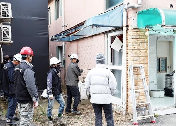 NSP통신-성매매 집결지 불법 건축물 강제 철거 모습 (사진 = 파주시)