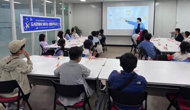 NSP통신-학생들이 생활과학교실에 참여한 모습. (사진 = 경기도교육청)