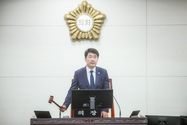 NSP통신-18일 배정수 화성시의회 의장이 제236회 임시회 1차 본회의에서 의사봉을 타봉하고 있다. (사진 = 화성시의회)