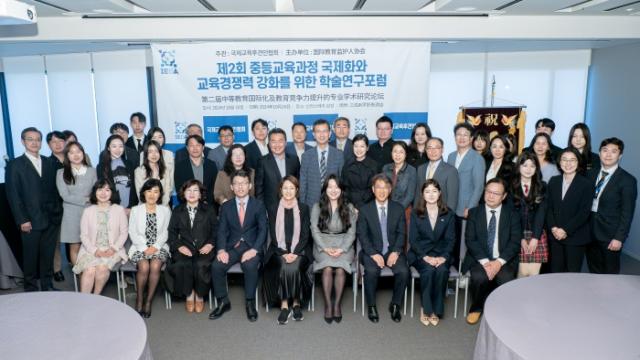 NSP통신-16일 서울 신라스테이 삼성에서 장윤정 경기도의원이 제2회 중등교육과정 국제화와 교육경쟁력 강화를 위한 학숧연구 포럼참석 후 참석자들과 기념촬영 하는 모습. (사진 = 장윤정 의원실)