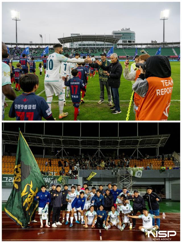 NSP통신-김포FC 홍경호 대표와 이회택 고문이 입장하는 선수들을 격려하는 모습(위), 청주와의 경기에서 승리한 김포FC 선수단이 원정 응원에 나서준 골든크루와 함께 기념촬영을 하고 있는 모습. (사진 = 조이호 기자)