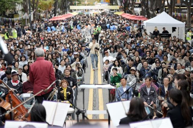 NSP통신-신상진 성남시장이 제3회 정자1동 차 없는 카페거리 축제에 참석했다. (사진 = 성남시)