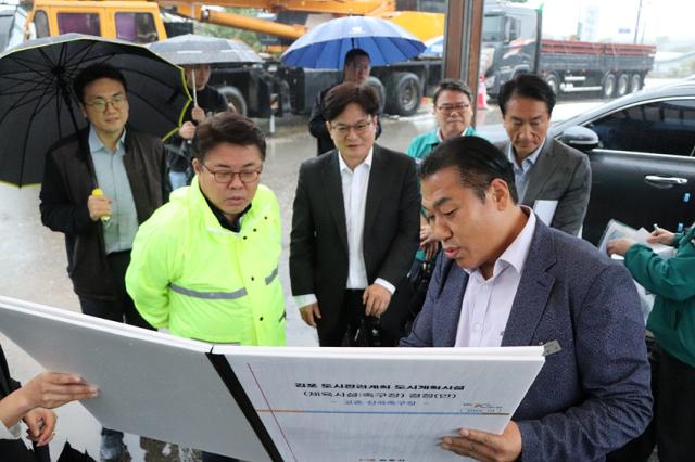 NSP통신-김병수 시장이 김동구 한강유역환경청장과 고촌읍 신곡축구장 사업지 현장을 살피고 있는 모습. (사진 = 김포시)