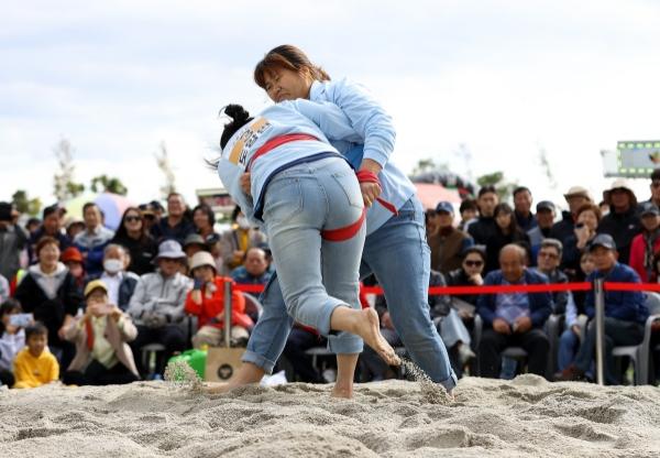 NSP통신-지난해 강진만 춤추는 갈대축제장에서 열린 강진군민씨름대회. (사진 = 강진군)