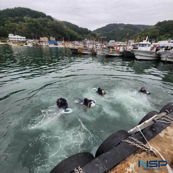 NSP통신-한국수산업경영인 영덕군 연합회 회원 50여 명은 지난 18일 영덕군 남정면 구계항에서 대대적인 해양 환경 정화활동을 펼쳤다. (사진 = 영덕군)