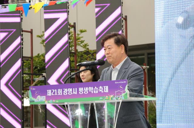 NSP통신-박승원 시장이 평생학습원 일대에서 열린 제21회 평생학습축제에서 비전을 선포하고 있다. (사진 = 광명시)