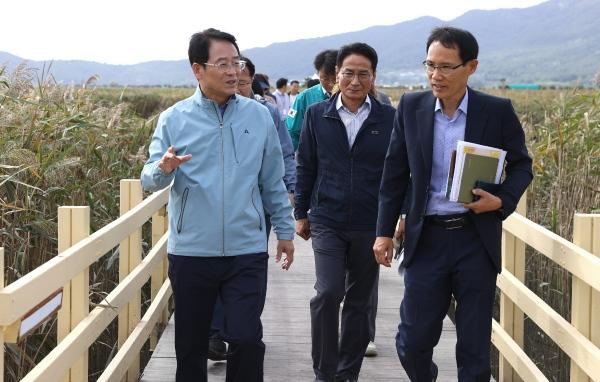 NSP통신-강진원 군수가 지난 21일 강진만 춤추는 갈대축제가 열릴 강진만 생태공원 일대를 점검하고 있다. (사진 = 강진군)