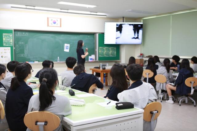 NSP통신-내정중학교 학생들이 두런(DOLearn) 예술로 두런(DORun) 프로젝트 수업에 참여하고 있다. (사진 = 성남문화재단)