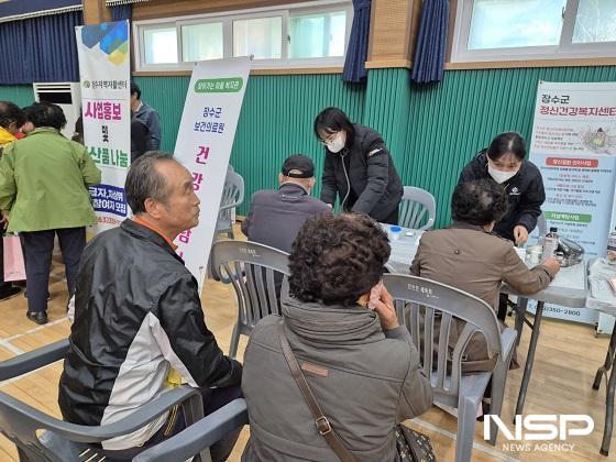 NSP통신-장수군보건의료원이 23일 천천면 하늘내체육관에서 지역주민을 대상으로 지역사회 통합건강증진사업을 알리는 홍보부스를 운영했다. (사진 = 장수군)