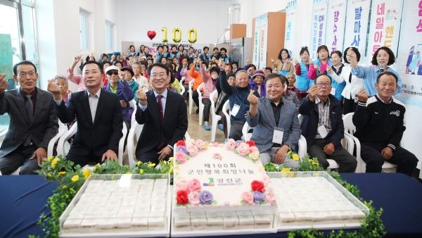 NSP통신-강진군 도암면 신기리 마을주민들이 제100회 군민행복 희망나눔사업에 참여하고 있다. (사진 = 강진군)