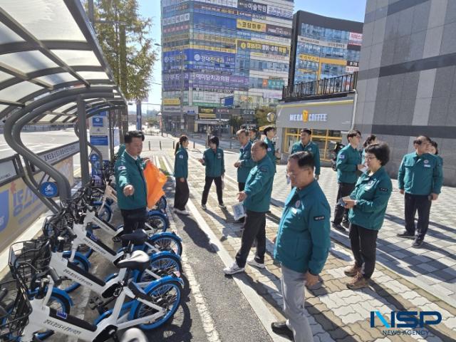 NSP통신-24일 오전 강영구 예천군의장이 2024년도 하반기 주요사업장 현지확인 일정에서 예천군 호명읍 도청신도시 일원을 찾아 예천군 스마트 솔루션 확산사업 관련 추진 현황을 점검하며 동료 의원들과 집행부 사업 관계부서에 의견을 전하고 있다. (사진 = 김두일기자)