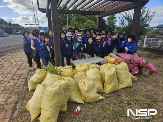 NSP통신-금섬해안길 주변 도로 대청소 활동 (사진 = 광양시청)