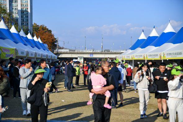 NSP통신-진심을 팔다정성을 사다, 2024영주장날 농특산물대축제 개최, 영주시 서천 문정둔치와 부석사 일원에서 이원화로 진행, 영주사과, 한우, 인삼, 인견을 비롯한 지역 농특산물 총 출동 (사진 = 영주시)