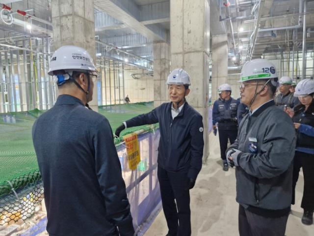 NSP통신-이경환 고용노동부 안산지청장이 23일 산업안전보건공단 경기서부지사와 함께 현대엔지니어링에서 시공하는 시흥시 장현지구 업무시설 신축공사 현장을 방문해 안전보건 관리 실태를 점검했다. (사진 = 고용노동부 안산지청)