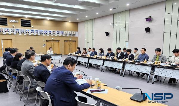 NSP통신-경상북도는 24일 도청 대회의실(화백당)에서 10대 산업 분과의 전문가들과 관계부서 등이 모여 산업대전환 거버넌스 운영 2차 중간 보고회를 개최했다. (사진 = 경상북도)