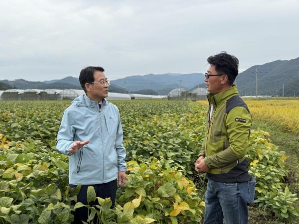 NSP통신-강진원 강진군수(사진 왼쪽)가 칠량면 한 논콩 재배 농민과 대화하고 있다. (사진 = 강진군)