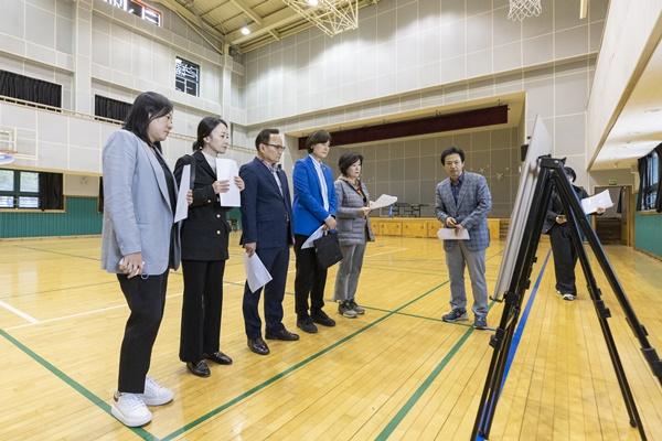 NSP통신-(왼쪽부터) 최세진, 김순옥, 김성한, 정정희, 정재봉 의원이 강서도서관 송기석 행정지원과장에게 보고를 받고 있다. (사진 = 강서구의회)