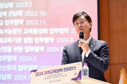 NSP통신-이민근 안산시장이 25일 경기도교육청 대회의실에서 열린 2024 지역교육협력 컨퍼런스 발제자로 참석해 안산 미래 교육의 방향성을 제시하고 있다. (사진 = 안산시)