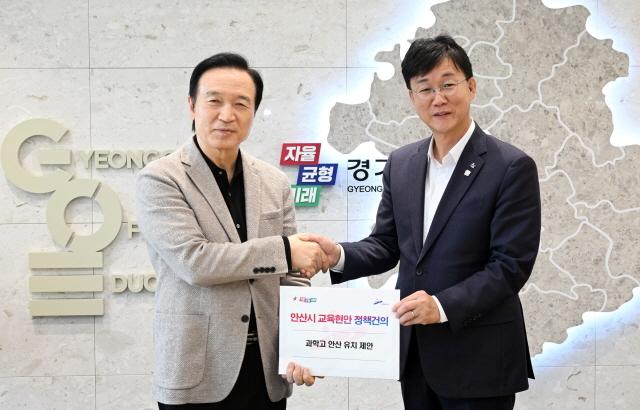 NSP통신-이민근 안산시장이 25일 경기도교육청 대회의실에서 개최된 2024 지역교육협력 컨퍼런스에서 임태희 경기도교육감을 만나 과학고 안산시 유치 정책건의서를 전달하고 있다. (사진 = 안산시)