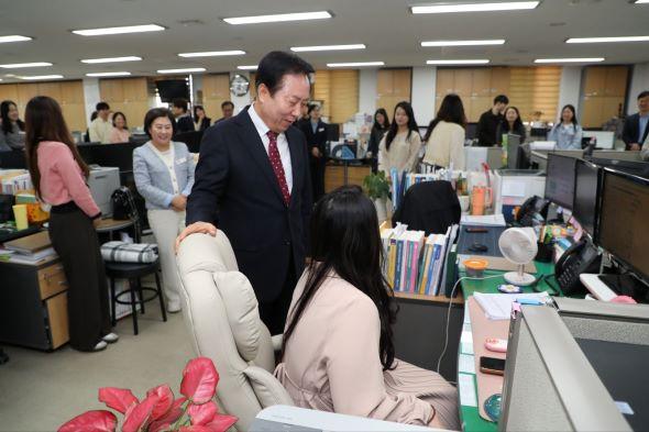 NSP통신-안동시 임산부 직원 배려 임산부 전용의자 제공, 권기창 안동시장 임산부 직원을 위해서 아낌없이 지원, 모성과 아이가 건강한 안동시 모두가 배려해주길 당부 (사진 = 안동시)