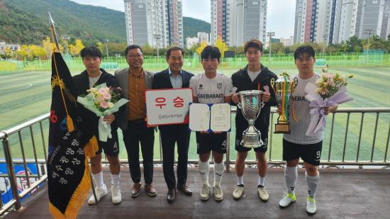 NSP통신-청년부 새바람 FC 우승 기념 찰영 (사진 = 여수광양항만공사)