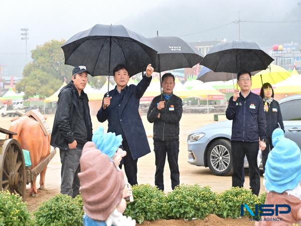 NSP통신-윤경희 청송군수는 오는 30일부터 11월 3일까지 청송읍 용전천 일원에서 개최되는 제18회 청송사과축제를 앞두고 28일 아침 축제준비상황을 점검하고자 현장에서 확대 간부회의를 주재했다. (사진 = 청송군)