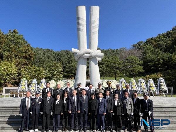 NSP통신-의성군과 대한민국전몰군경유족회 경북지부 의성군지회는 지난 24일 의성군 호국동산 내 충혼탑 앞에서 제21회 호국영령추모제를 개최했다. (사진 = 의성군)