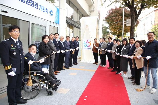 NSP통신-28일 안양시 만안구에서 열린 안양시장애인복합문화관 개관식 기념촬영 모습. (사진 = 안양시)