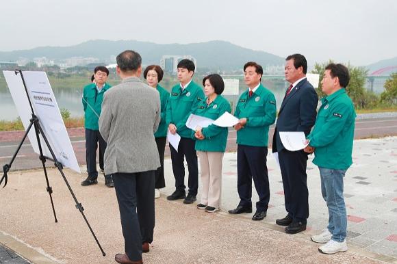 NSP통신-안동시의회 문화복지위원회는 28일 현지 의정활동으로 낙동강변 맨발산책로와 안동시 청년전용지식산업센터를 방문했다. (사진 = 안동시의회)