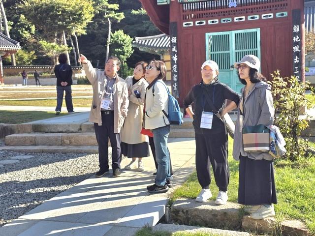 NSP통신-수원화성걷기 행사 참석자들이 문화관광을 하고 있다. (사진 = 수원화성걷기운동본부)