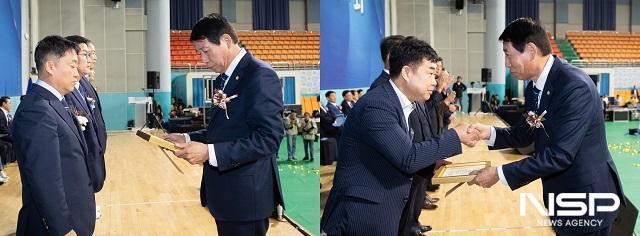 NSP통신-김우민 군산시의회 의장(사진 왼쪽)과 박광일 의원(사진 오른쪽)이 지난 29일 전주화산체육관에서 개최된 제18회 전북특별자치도 시·군의회 한마음대회에서 각각 대한민국 지방의정봉사상과 전북지방의정봉사상 수상자로 선정돼 표창을 받았다. (사진 = 군산시의회)