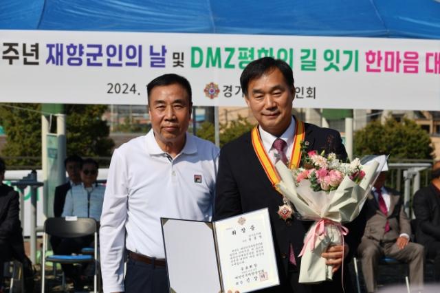 NSP통신-향군창설 제72주년 경기도 재향군인의 날 기념식 행사에서 명예휘장을 수상한 윤종영 경기도의원. (사진 = 경기도의회)