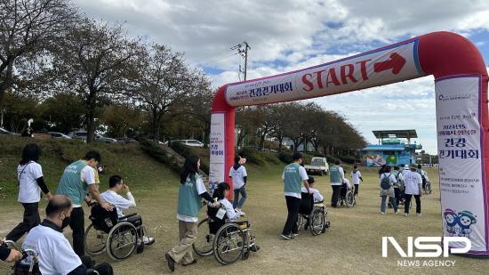 NSP통신-YGPA 항만사랑 봉사대 장애인과 1:1 짝을 이워 서천변 일대 함께 걸으면서 상호 소통 (사진 = 광양시청)