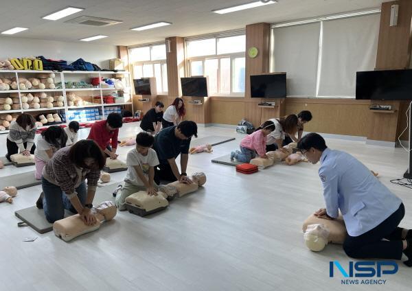 NSP통신-포항 선린대학교 재난안전공유협업센터는 지난 26일 사랑관 301호에서 경상북도 내 초·중·고등학교 재학생 가족을 대상으로 심폐소생술 및 응급처치 교육을 실시했다. (사진 = 포항 선린대학교)