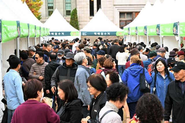 NSP통신-안동의 맛과 멋으로 서울광장을 들썩이다, 농축특산물 직거래장터 왔니껴 안동장터 10만 명 이상 방문, 탈놀이 댄스, 하회별신굿탈놀이 등 안동의 문화도 알려 (사진 = 안동시)