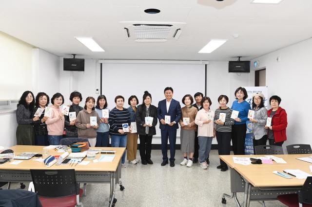 NSP통신-조용익 부천시장이 주민자치프로그램 캘리그라피 수업에 참여해 아기환영 출생축하카드를 제작 후 수강생들과 기념촬영을 하고 있다. (사진 = 부천시)