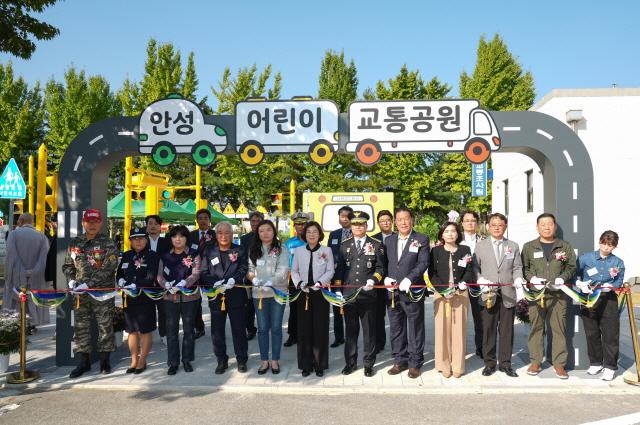 NSP통신-안성경찰서 어린이교통공원 준공식 기념촬영 모습. (사진 = 안성시)