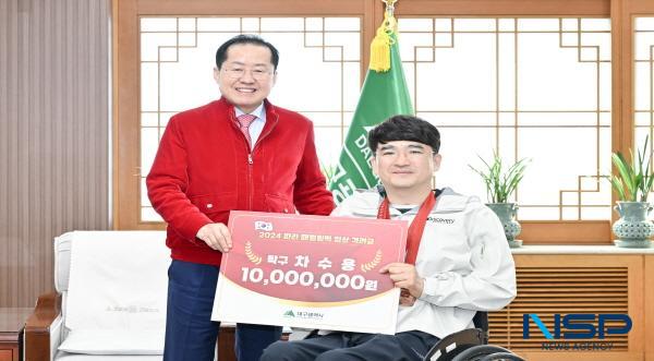 NSP통신-홍준표 대구광역시장은 31일 대구 산격청사 시장실에서 2024 파리패럴림픽 메달리스트 차수용 선수를 격려했다. (사진 = 대구광역시)